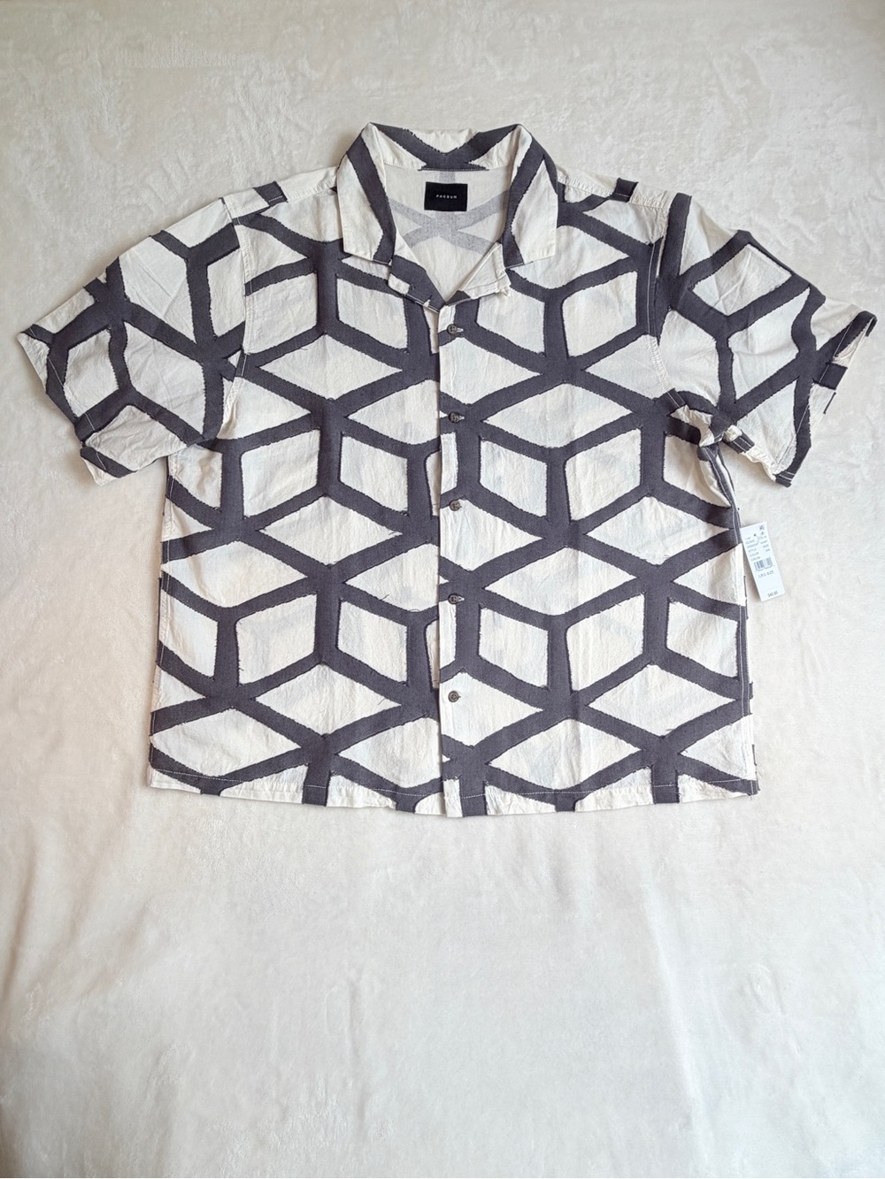 PacSun Short Sleeve Button-Front Shirt - White & Gray Geometric - Large